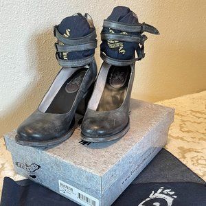 Freebird - Randy = Women's - size 10 shoe - Black Leather